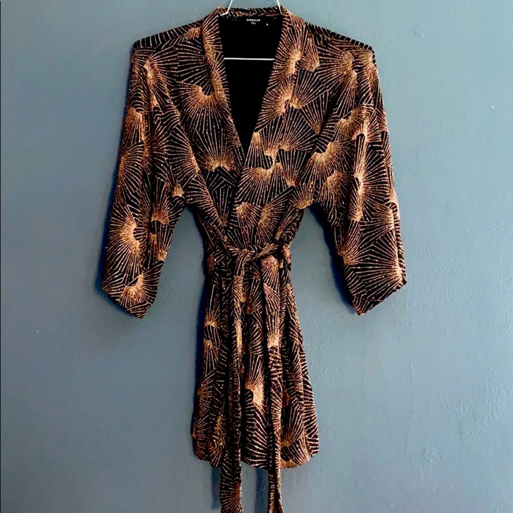 ✨SOLD✨Glittery Wrap Top